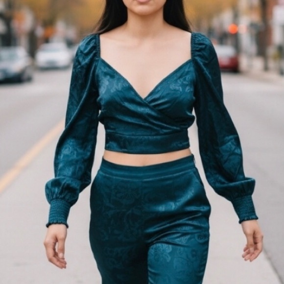 NWT Band of the Free ~ Small ~ Teal Floral Cropped Puff-Sleeve Wrap Blouse - Picture 3 of 14